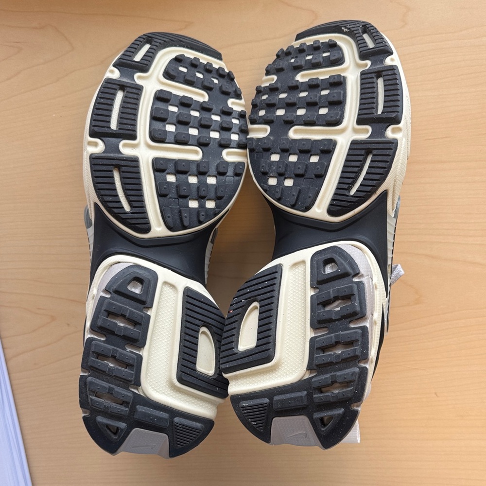 Nike V2K shoes - Picture 2 of 4